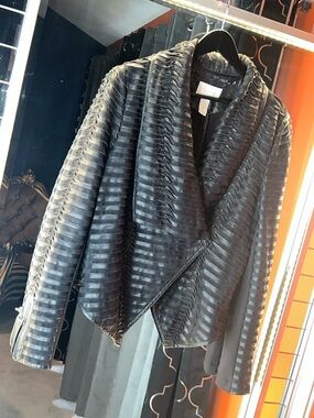Luxury Edge: Vintage Caché Textured Moto Jacket with Sleek Zip Details 🖤